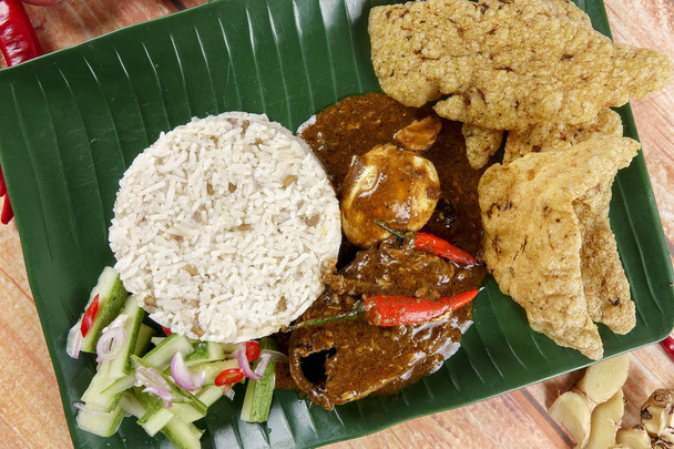 Nasi dagang, ένα δημοφιλές Μαλαισίας γεύμα στην ανατολική ακτή της χερσονήσου Μαλαισία. - Φωτογραφία, εικόνα