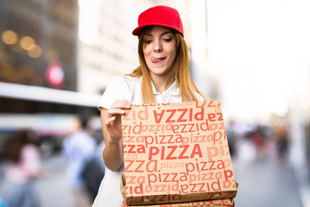 Pizza delivery nő a céltalan háttér - Fotó, kép