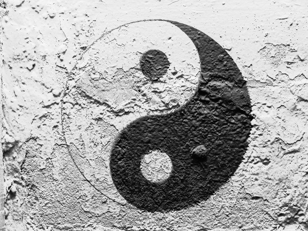 Вывеска Ин Ян, нарисованная на гранж-стене
 - Фото, изображение