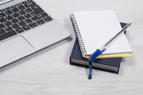 Чистый стол с дневником, ноутбуком и блокнотом
 - Фото, изображение