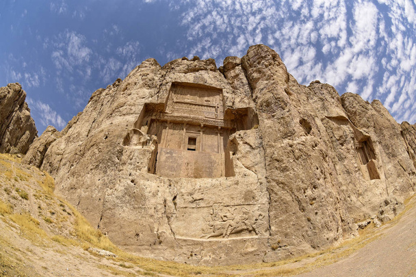 Гробницы Ахеменидских царей в Накш-э-Рустаме, Персеполис разрушают Иран
 - Фото, изображение