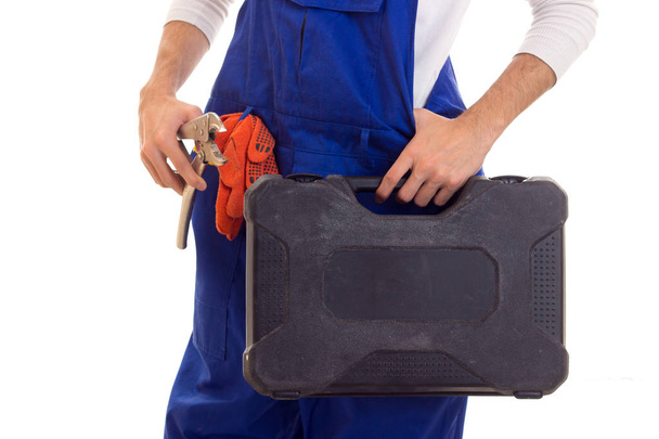 Homem em geral segurando chave e caixa de ferramentas
 - Foto, Imagem