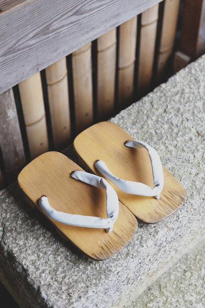 Гета или традиционная японская обувь, своего рода шлепанцы или сандалии с приподнятым деревянным основанием, удерживаемым на ноге с тканевым ремнем для стрингов
 - Фото, изображение