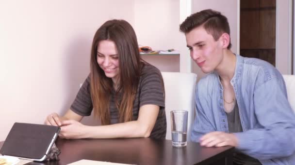 Couple talking on the internet - Filmati, video