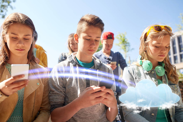 grupę nastoletnich przyjaciół z smartfonów na zewnątrz - Zdjęcie, obraz