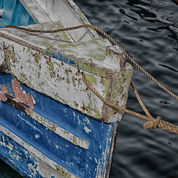  vecchia sporca prua di barca nel porto come astratta
  - Foto, immagini