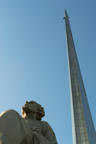 Moskou, Rusland: het standbeeld van Konstantin Tsiolkovsky, voorloper van de ruimtevaart en het Monument aan de veroveraars van ruimte, gebouwd om te vieren van de verwezenlijkingen van het Sovjet-volk in de verkenning van de ruimte - Foto, afbeelding