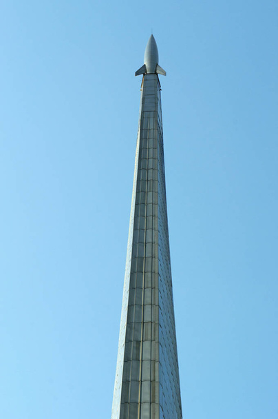 Moskou, Rusland: weergave van de raket op zijn lanceerplatform op de bovenkant van het Monument aan de veroveraars van ruimte, gebouwd in 1964 tot het vieren van de verwezenlijkingen van het Sovjet-volk in de verkenning van de ruimte, binnen wiens base het Museum van ruimtevaarttechnologie is  - Foto, afbeelding