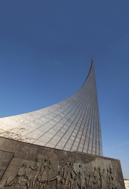 Москва, Російська Федерація: перегляд ракети на його запуск рампи на вершині пам'ятника завойовників простору, збудований в 1964 році, щоб відзначити досягнення радянського народу в освоєнні космосу, всередині яких основою є музей космонавтики  - Фото, зображення