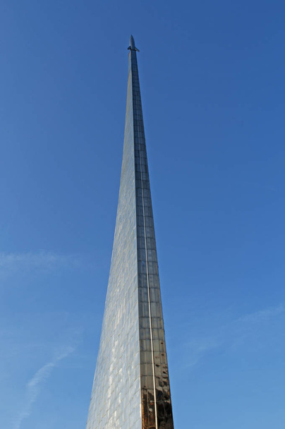 Moskou, Rusland: weergave van de raket op zijn lanceerplatform op de bovenkant van het Monument aan de veroveraars van ruimte, gebouwd in 1964 tot het vieren van de verwezenlijkingen van het Sovjet-volk in de verkenning van de ruimte, binnen wiens base het Museum van ruimtevaarttechnologie is  - Foto, afbeelding