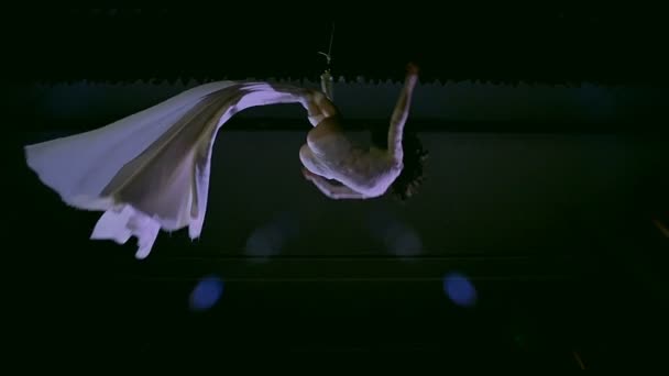 Mulher dançarina em seda aérea branca, contorção aérea. Movimento lento
. - Filmagem, Vídeo