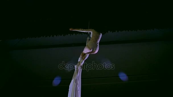 Ballerina su seta aerea bianca, contorsione aerea. Rallentatore
. - Filmati, video