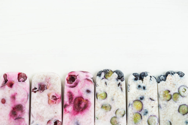 Homemade Detox Berry Popsicles, Healthy Snack Concept - Zdjęcie, obraz