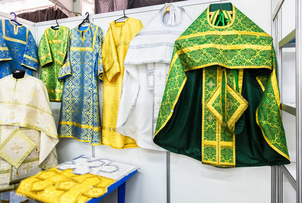 Différents vêtements de prêtre orthodoxe esclave solennelle
 - Photo, image