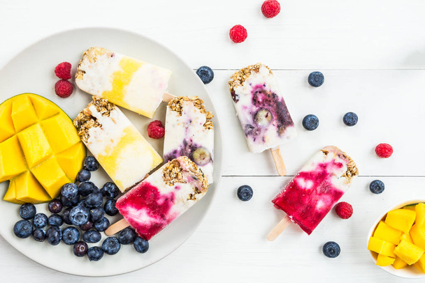 Ev yapımı Detoks Berry çubuklu dondurmayı, sağlıklı Snack kavramı - Fotoğraf, Görsel