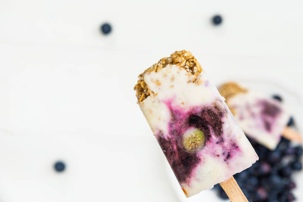 Домашнее детоксикационное ягодное мороженое, концепция здоровых закусок
 - Фото, изображение