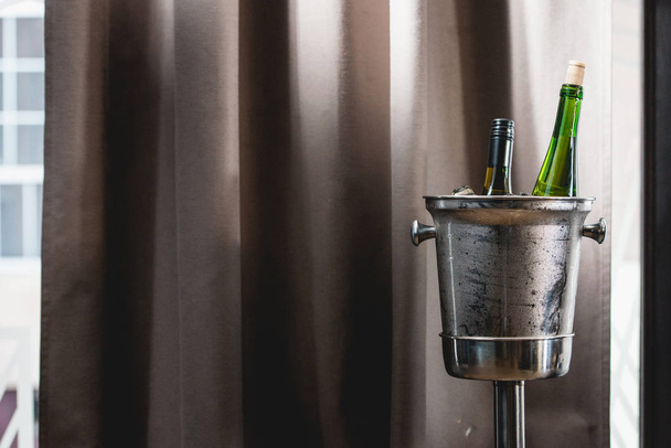 Twee flessen wijn in ijs emmer in een restaurant - Foto, afbeelding