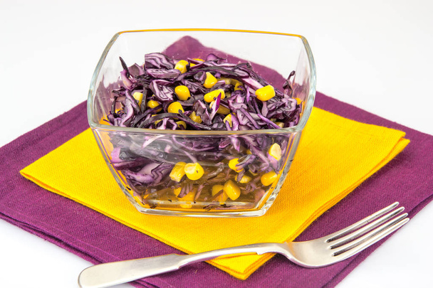 Vitamin salad with red cabbage and corn - Foto, afbeelding