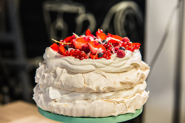 Tarta Pavlova con crema y frutas frescas
 - Foto, imagen