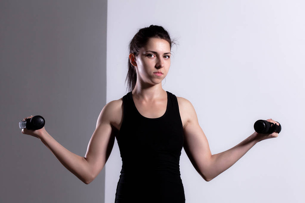 girl lifting weights - Valokuva, kuva