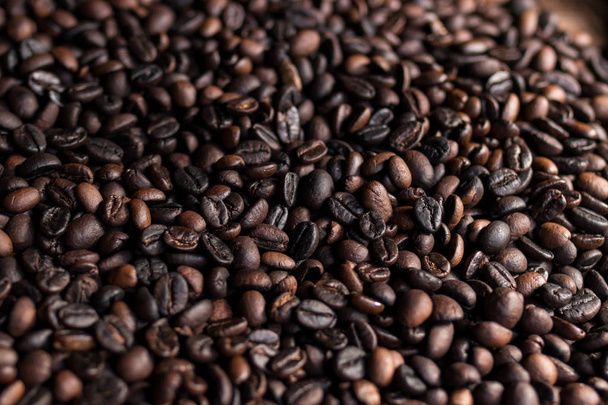 有機アラビカ コーヒー豆をローストします。熱帯エキゾチックなバリ島、インドネシア。本格的なバリ コーヒー コーヒー プランテーション. - 写真・画像