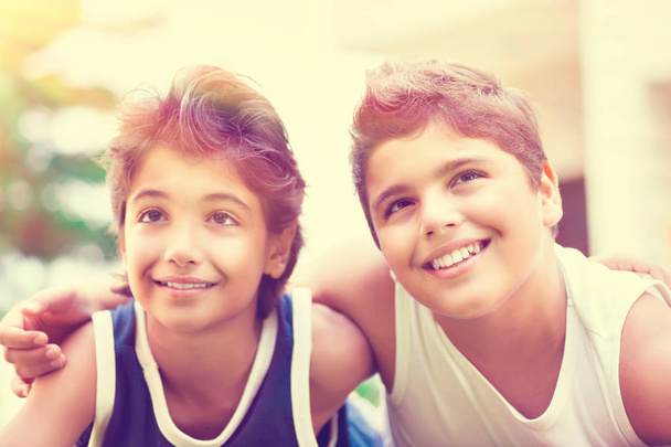Dos chicos adolescentes felices
 - Foto, imagen
