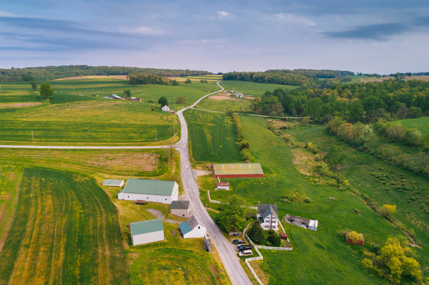 View of farms and rolling hills in a rural area of York County,  - Foto, Bild