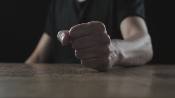 Vuist van boze man slaat op de tafel in slow motion - Video