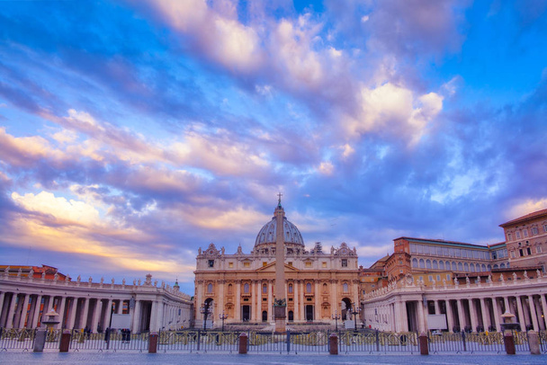 Szent Péter bazilika a Vatikán napkeltekor, Róma - Fotó, kép