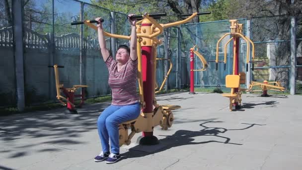 Γυναίκα κατάρτισης, κάνει ασκήσεις - Πλάνα, βίντεο