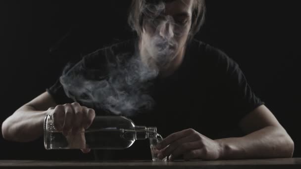 Close up de homem bebendo vodka sozinho em um quarto escuro em câmera lenta
 - Filmagem, Vídeo