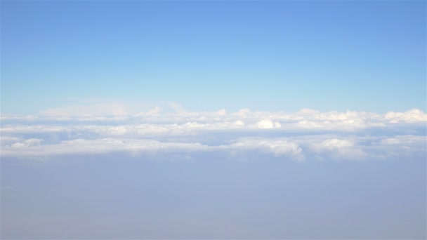 Video van de vlucht boven de wolken in 4k - Video