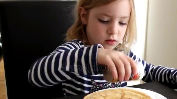 Pieni tyttö raidallinen mekko istuu ajattelu pöydässä kotona
 - Materiaali, video