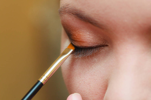 Close up woman getting make up, eyeshadow - Zdjęcie, obraz