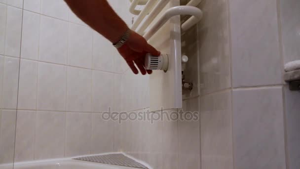 Λευκή πετσέτα καλοριφέρ στο μπάνιο - Πλάνα, βίντεο