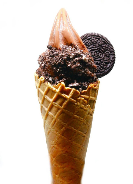 мягкое мороженое в конусе с начинкой
 - Фото, изображение