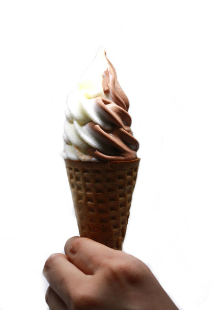Мягкая подача мороженого в руке
 - Фото, изображение