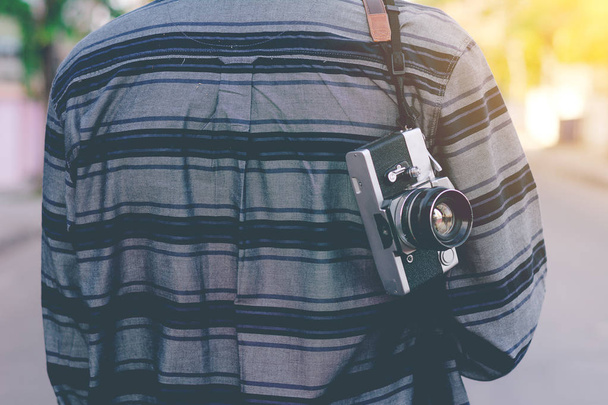 Homme avec caméra vintage suspendue
. - Photo, image