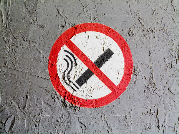 Panneau non fumeur dessiné au mur
 - Photo, image