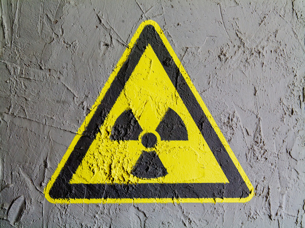 Panneau de rayonnement nucléaire dessiné sur le mur
 - Photo, image