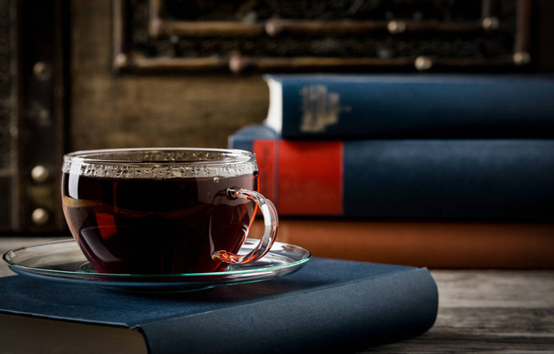 Coupe de thé et vieux livres style rétro
 - Photo, image