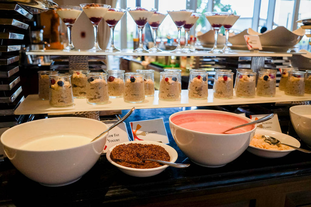 アブダビ。2016 の夏。朝食ビュッフェです。テーブルの上の食べ物の配置をケータリング ビュッフェ. - 写真・画像