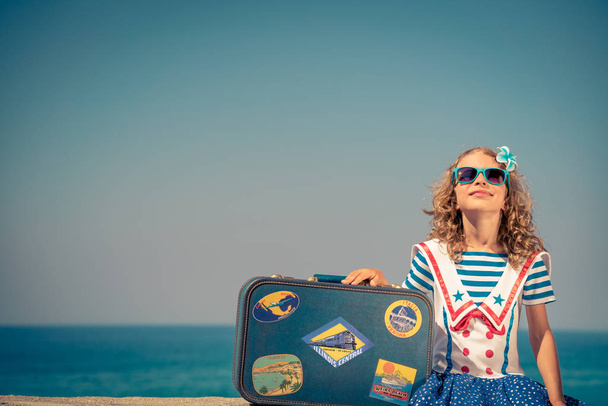 Παιδί με vintage βαλίτσα σε καλοκαιρινές διακοπές - Φωτογραφία, εικόνα