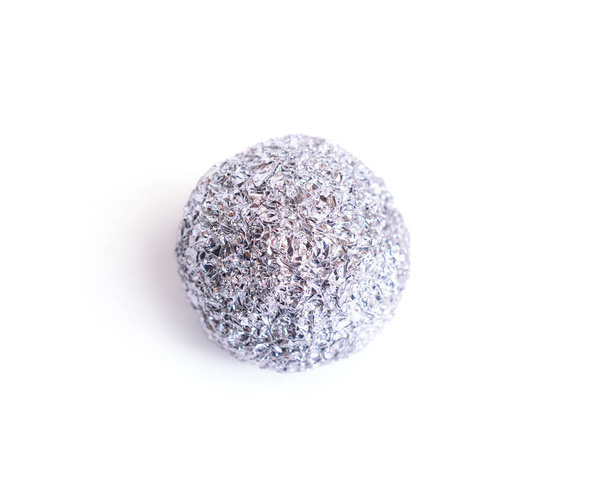 Pequeña esfera de papel de aluminio de alimentos
 - Foto, imagen