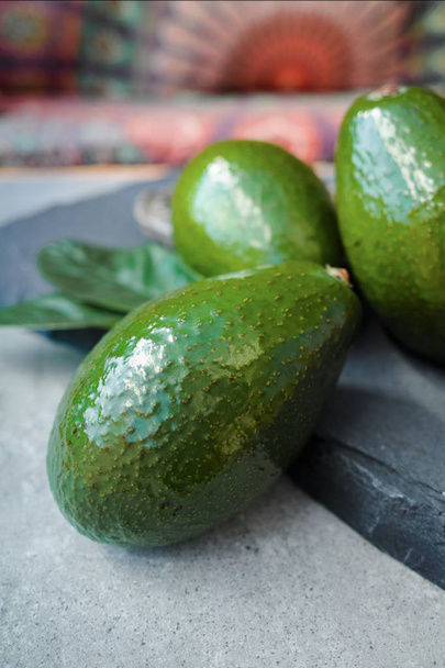 Groene rijpe avocado's klaar om te eten - Foto, afbeelding