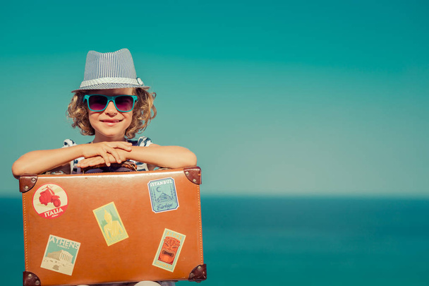 Child with vintage suitcase on summer vacation - Foto, afbeelding