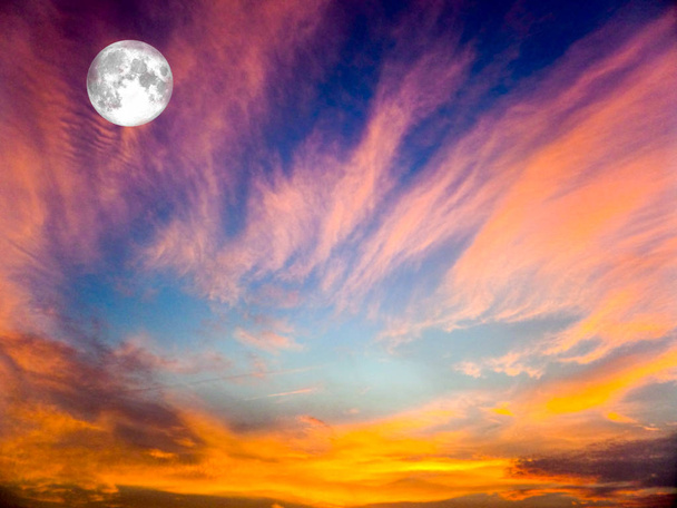 Llama Eterna, luna llena en el cielo y nube borrosa
 - Foto, imagen