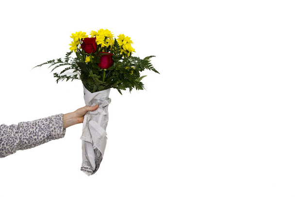 buket çiçek vererek - Fotoğraf, Görsel