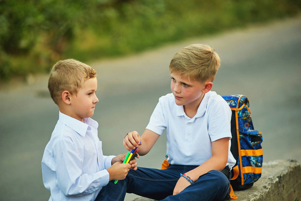 Двоє хлопчиків школярка розважається після школи
 - Фото, зображення