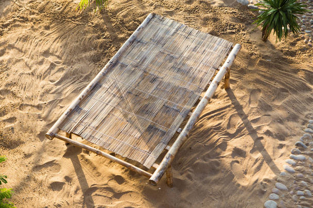 Bambusové lehátko na tropické pláži - Fotografie, Obrázek
